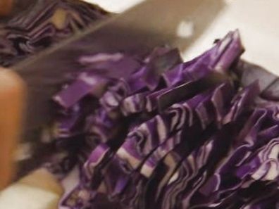 ■青いゆで卵の作り方１．紫キャベツをざく切りにする