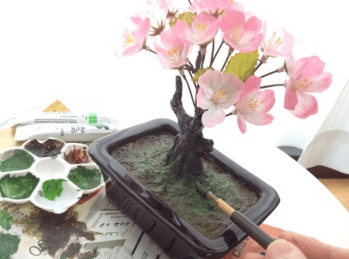 足元を紙粘土で覆って色を塗る*