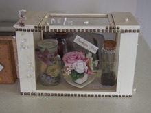 「フォトスタンド活用のディスプレイケース」を作りました〜 プリザーブドフラワーなどがスッキリ!!