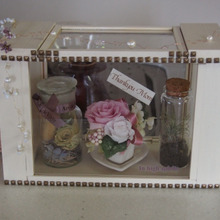 「フォトスタンド活用のディスプレイケース」を作りました〜 プリザーブドフラワーなどがスッキリ!!