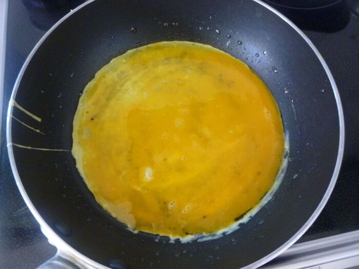 薄焼き卵を作る。
