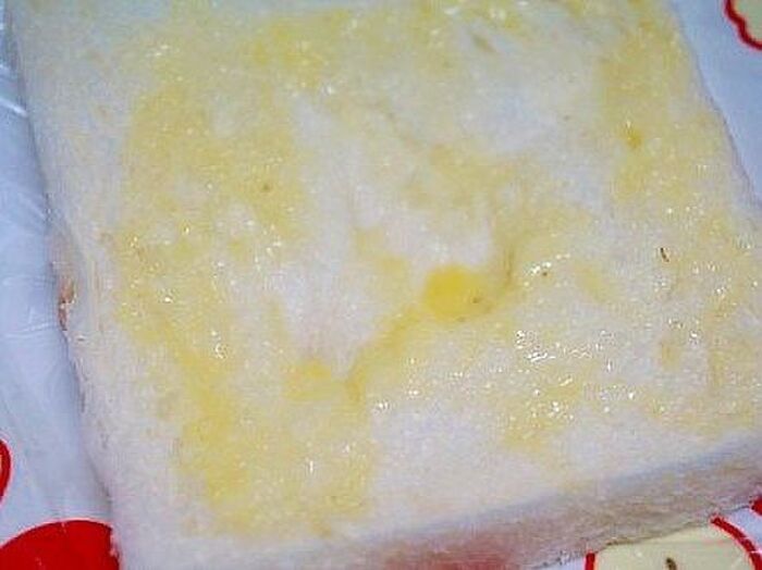 2.食パンを用意。