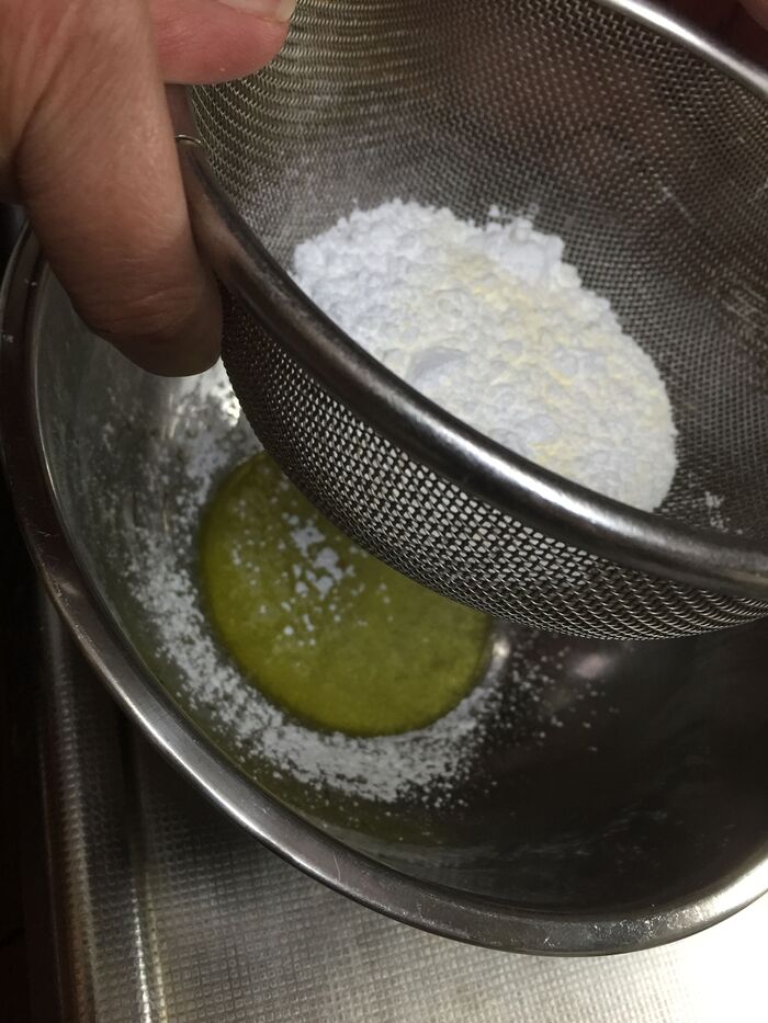 ザルで粉類を振るって入れる