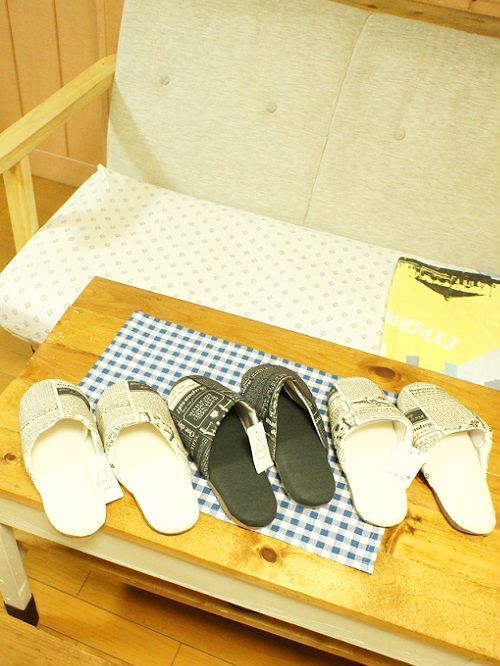 家庭訪問 準備★セリアの英字新聞柄フィットスリッパ