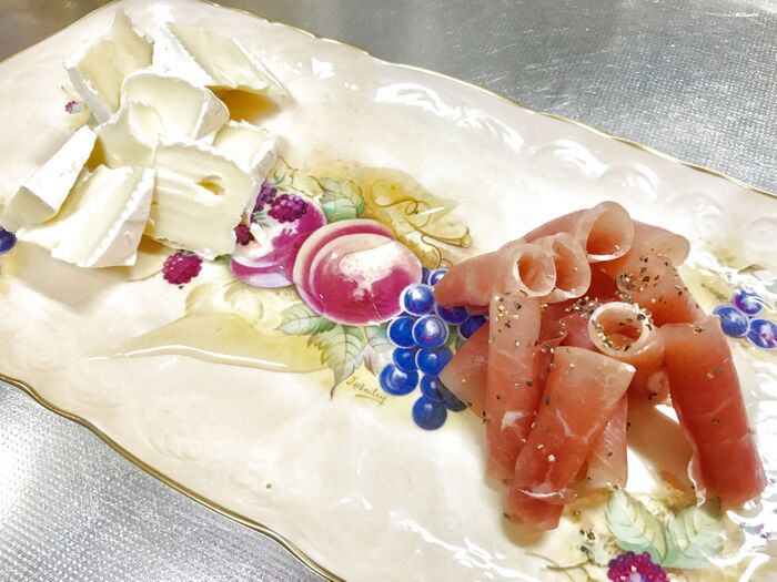 切るだけのフレンチな前菜❣️ブリーチーズとハチミツのコラボ☆