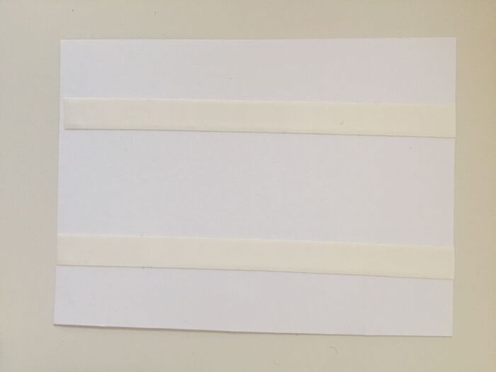 厚紙に両面テープをはります