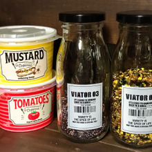 100均の瓶で、ふりかけも男前仕様に?