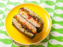 【おにぎりアレンジ】おかかご飯とパプリカのおにぎらず
