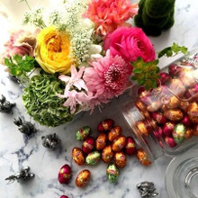 イースターの食卓が華やぐ♪卵パックに生けたお花たち