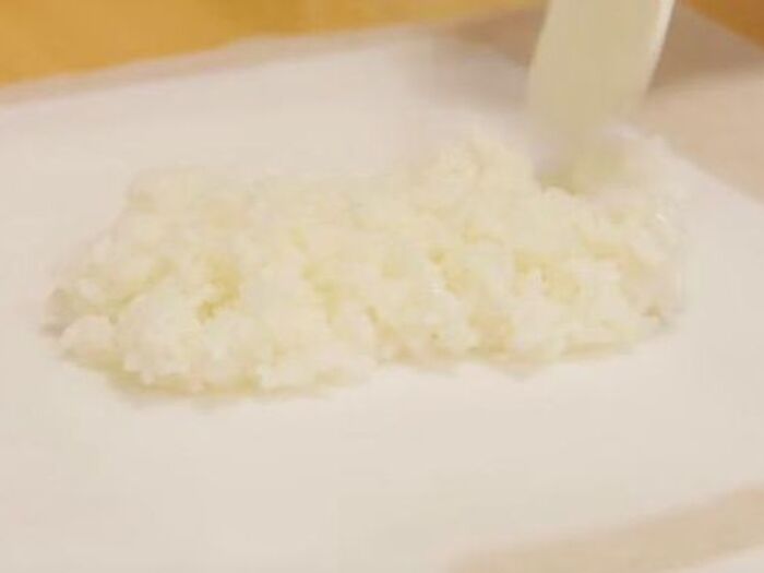 ■残ったご飯でおせんべいを作る方法2.クッキングシートでご飯を挟む