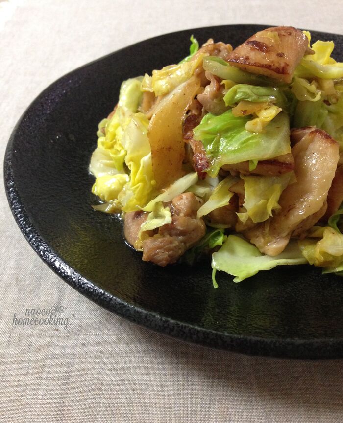 塩麹×レモンで減塩にも♪うまみたっぷり 春キャベツと鶏もも炒め