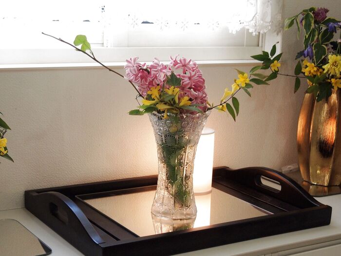 花瓶の下にIKEAの鏡を敷いてみる