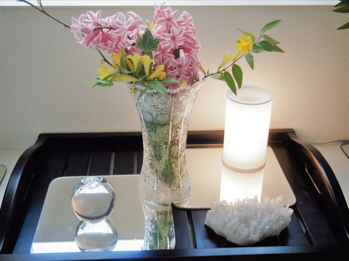 花瓶の下に鏡を敷いてみる