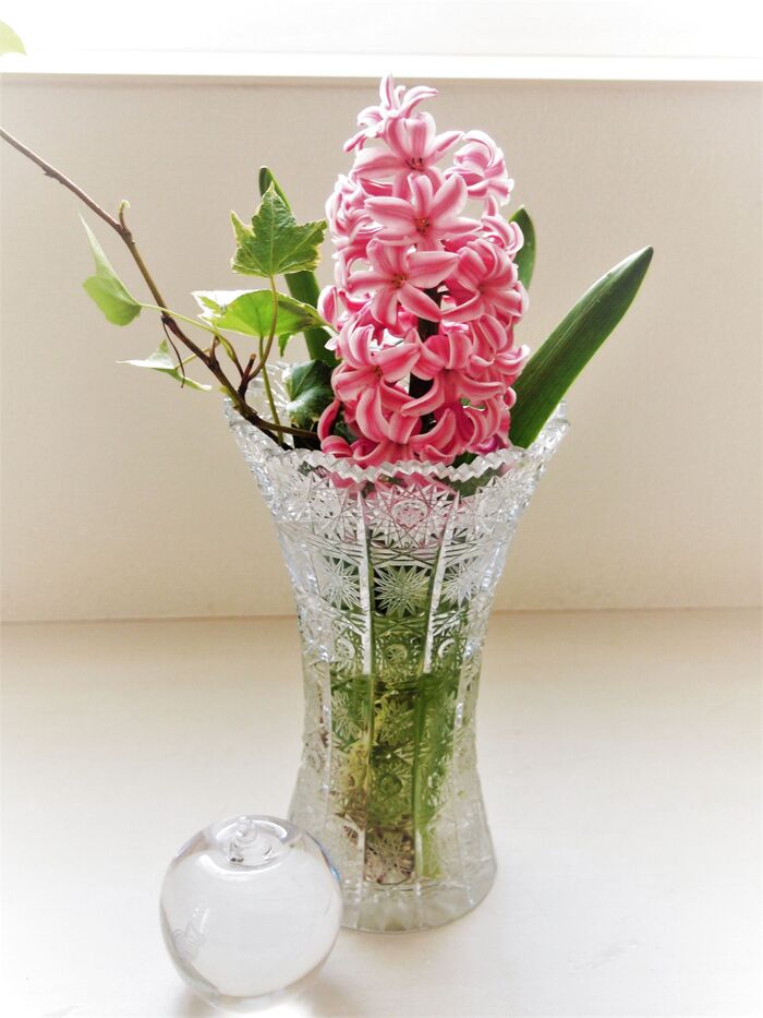 お好きな花を花瓶に生ける