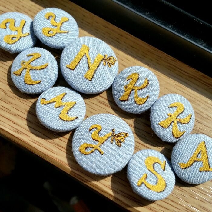 テキトー絵画のススメ(その2)★100均くるみボタンに絵の具でイニシャル描き