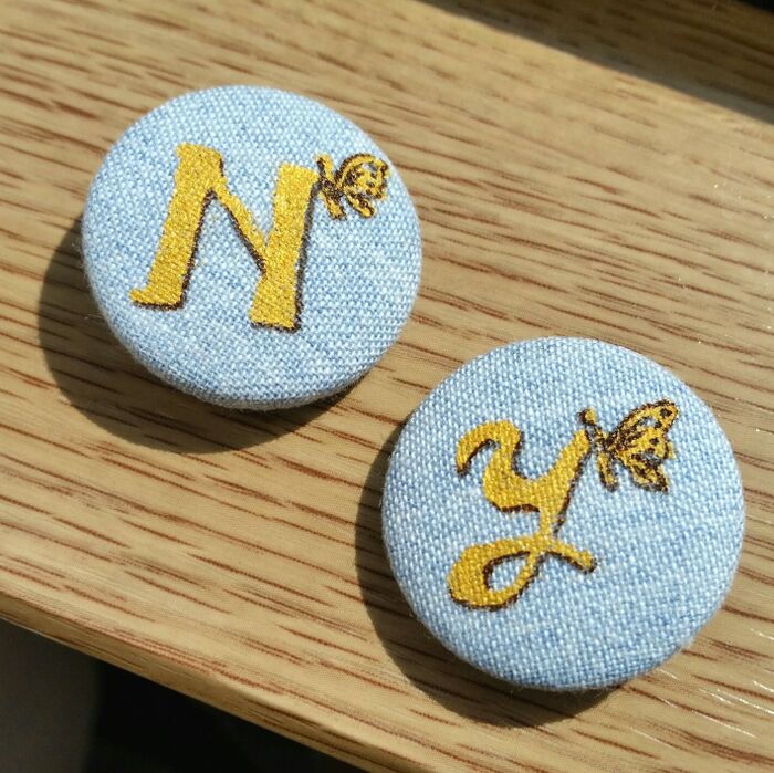 ペンで絵の右下に線を入れて影をつけて完成。