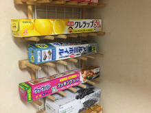 100均木製ディッシュスタンドでラップ収納