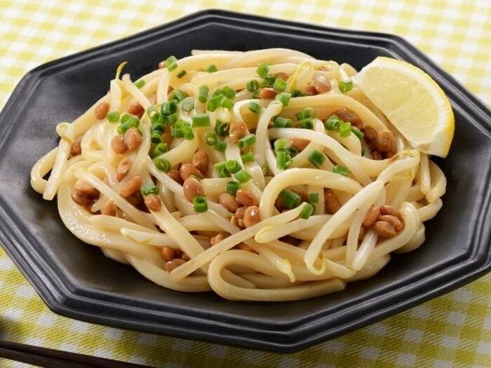 朝食をとりましょう!「納豆ともやしの焼きうどん」