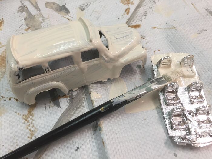 まずは下地塗装をしましょう