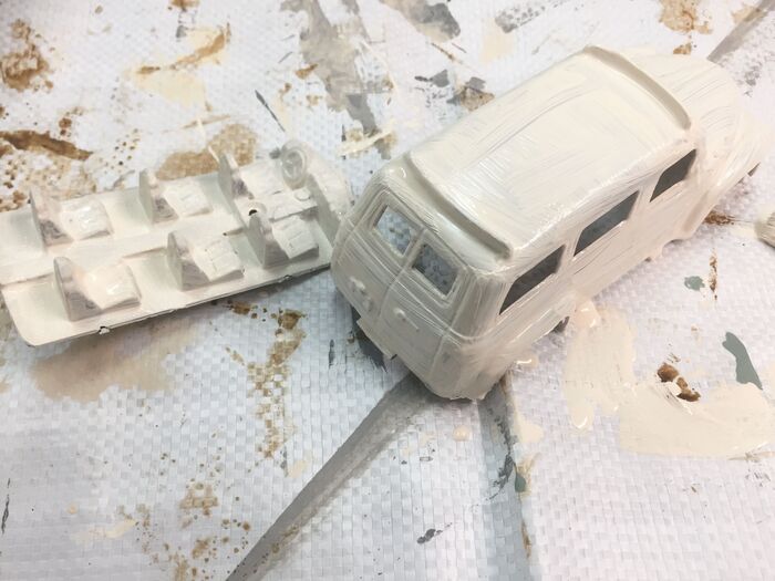 2度3度、乾燥させてはペイントを繰り返します