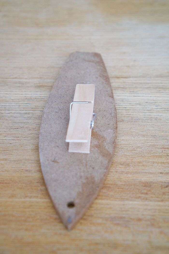 サーフボードの裏側に木製ピンチを貼り付けました