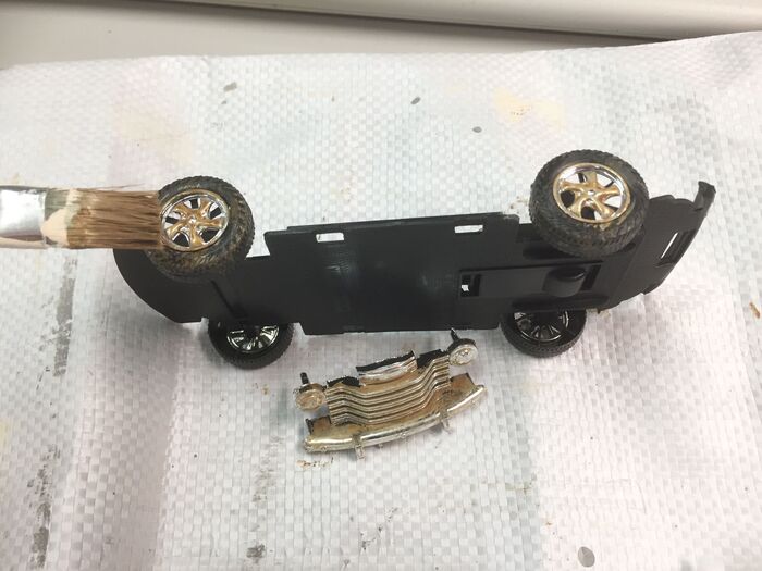 残った筆の塗料でタイヤやフロントを汚し加工