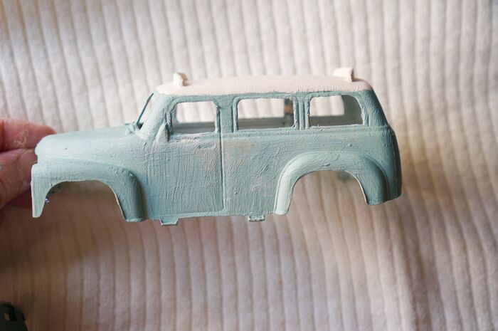 車のメインの色も重ね塗りする