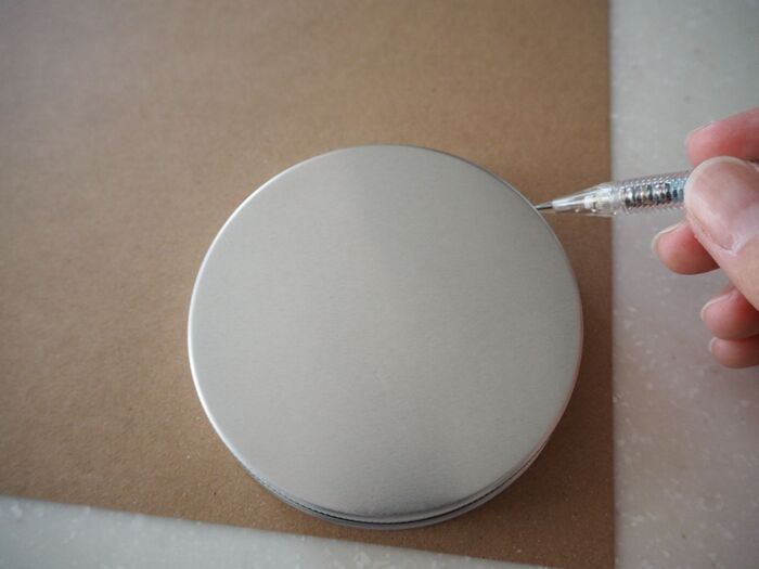 クラフトボードを好きな大きさに丸く切ります。