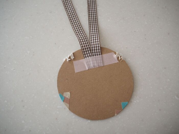 裏返してリボンを貼ります。