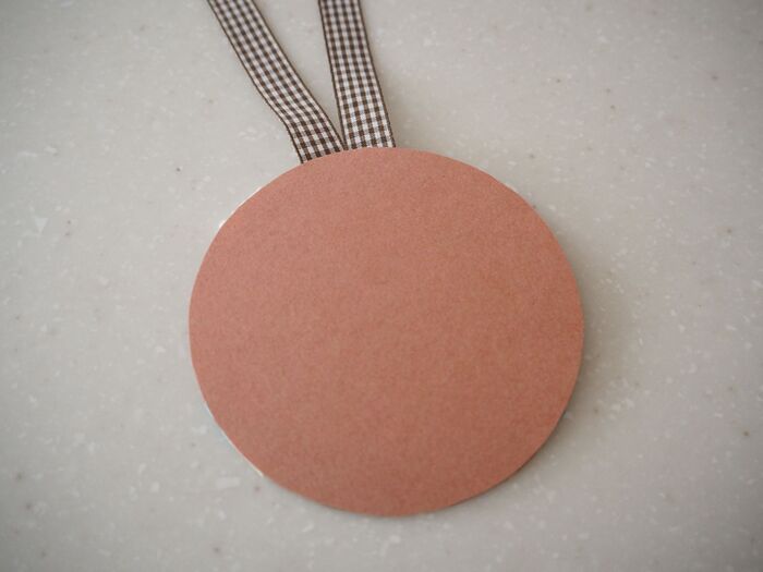 同じ大きさに切った紙を貼ります。