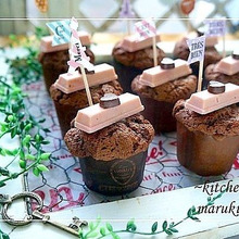 チョコ好きさんにお勧め♪『ラズベリーキットカット』を乗せたチョコナッツカップケーキ