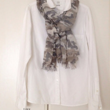 【毎日の服選びを楽しむコツ①】白いシャツにストールを足して2パターンの楽しみ方ができる