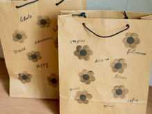 100均スタンプ用スポンジでポンポン押すだけ簡単!北欧風手提げ付きラッピングバック☆彡