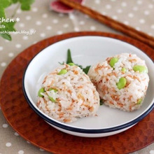 あみえびのふりかけを使って春色おにぎり♡