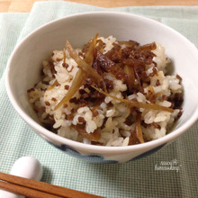 簡単!皆が好きな甘辛味で♪牛ごぼうと蒟蒻の混ぜごはん