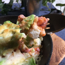 居酒屋メニュー♪ポテサラリメイクでアボカド塩辛チーズ焼き♪