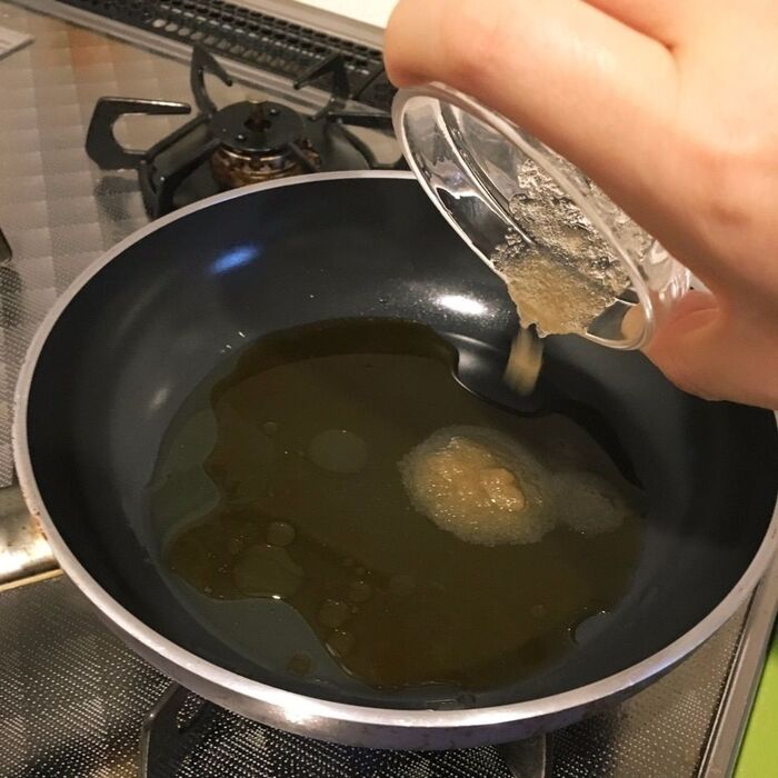 ②フライパンに調味料をいれます