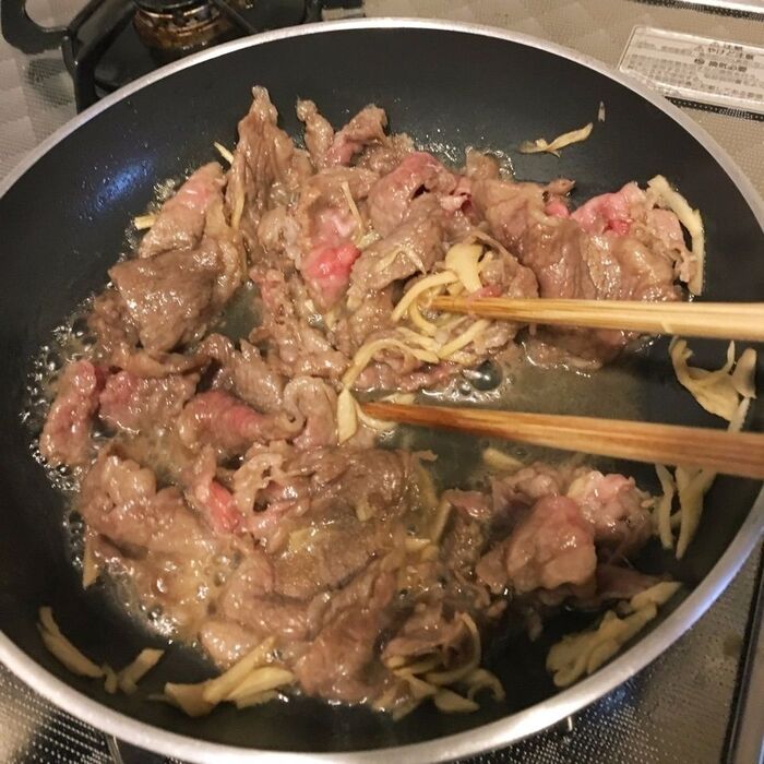 ③生姜と牛肉を加え煮汁がなくなるまで煮ます