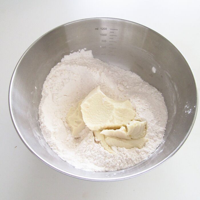 粉類と絹豆腐を混ぜる。