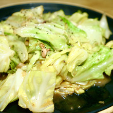 あっという間に出来ちゃう!春キャベツの塩辛バター炒めのレシピ