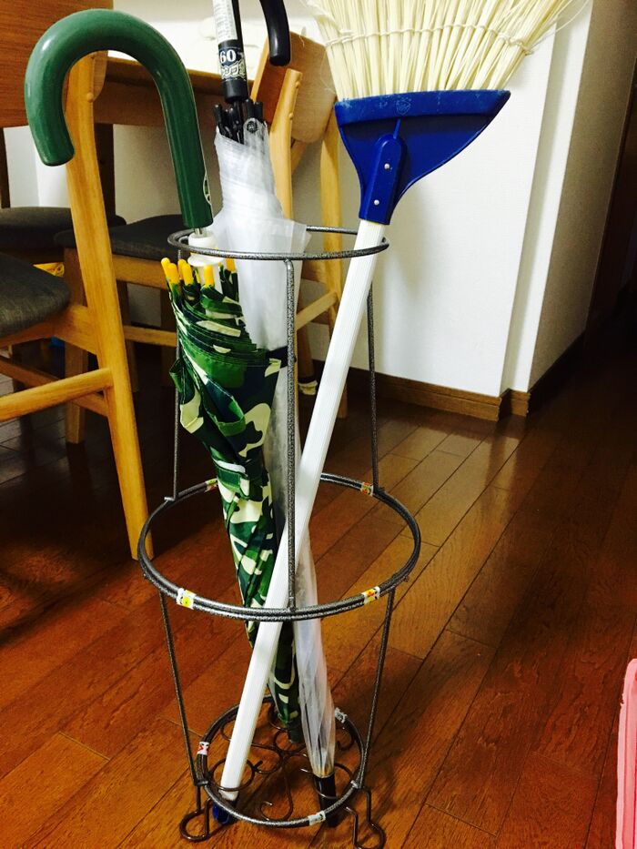 傘を試しに入れてみて、安定感など確認する。