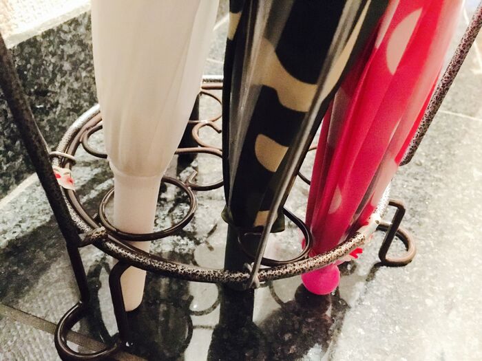 フラワースタンドの土台部分に傘の先が上手くハマるから安定!