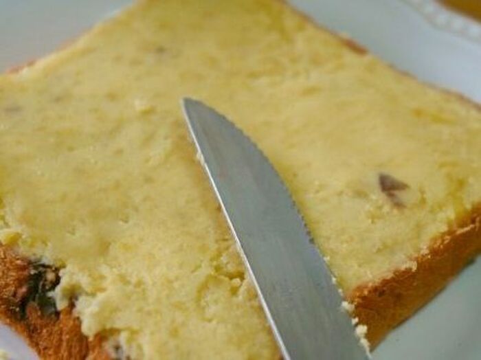 6.食パンにスイートポテトを塗る。