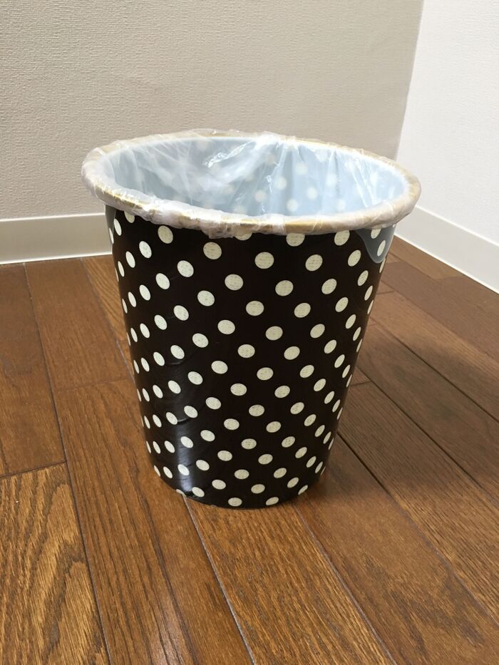 輪ゴムで、ゴミ箱からはみ出たビニールをスッキリ