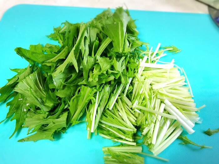 水菜は食べやすい大きさに切ります。
