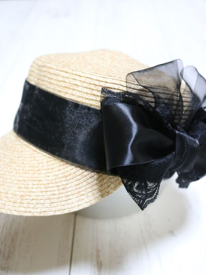 帽子の飾りの交換。