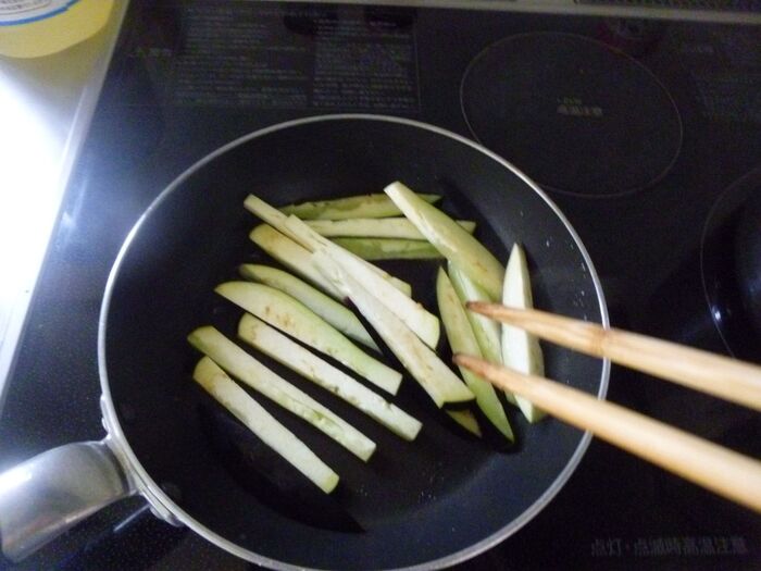 中火で野菜を炒める。