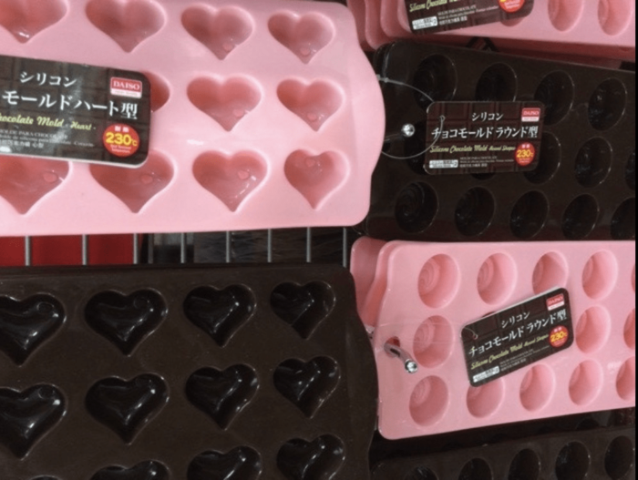 100均で売ってるシリコンモールドにグルーガンを入れます