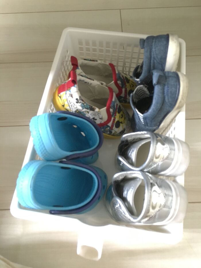 子どもの靴は取っ手付きケースで。