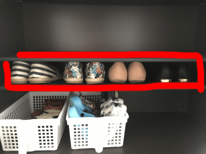 ぺったんこ靴は棚板の幅を狭く